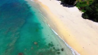 Kıyı şeridindeki kaymak rengi kumla kaplanmış deniz suyunun görüntüsü. Drone 'la çekilmiş.