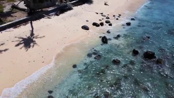 空中拍摄的海水在海滩上冲刷的镜头 是由一架无人驾驶飞机以暴露的动作拍摄的 — 图库视频影像
