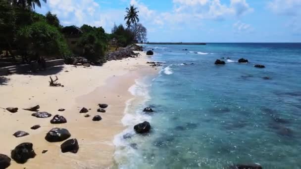Filmagem Aérea Que Concentrou Balanço Água Mar Uma Praia Tomada — Vídeo de Stock