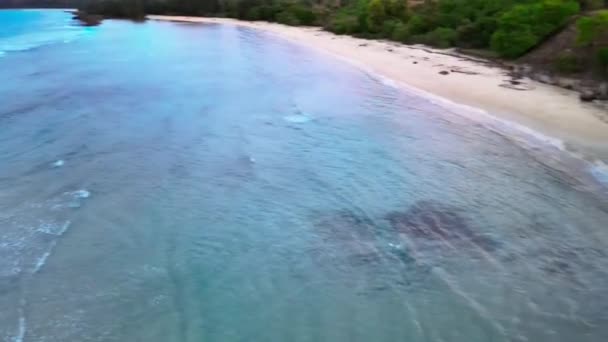 Rekaman Udara Yang Menunjukkan Permukaan Air Laut Dan Langit Berwarna — Stok Video