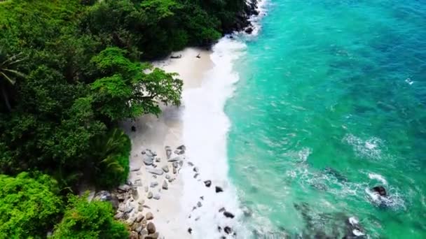 Kıyı Şeridinin Havadan Çekilmiş Görüntüleri Daha Sonra Deniz Feneri Ucu — Stok video