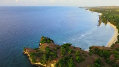 Bir uçurumun havadan çekilmiş görüntüleri ve daha sonra deniz suyu yüzeyine odaklanmış, bir dron ile çekilmiş.