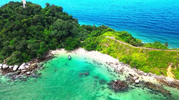 Açık Renkli Kum Kristal Berrak Deniz Suyuyla Dolu Bir Sahile — Stok video