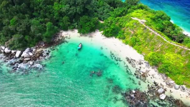 Luchtfoto Van Een Strand Met Turquoise Kleurig Water Aan Kustlijn — Stockvideo