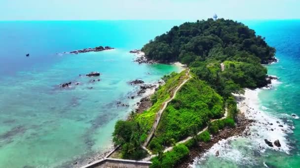 Temiz Deniz Suyuyla Çevrili Bir Adanın Havadan Çekilmiş Görüntüleri — Stok video