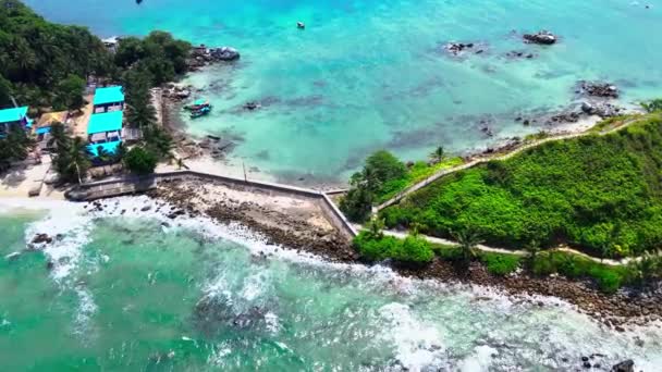 Uzun Ama Ince Bir Köprüye Odaklanmış Küçük Bir Adanın Insansız — Stok video