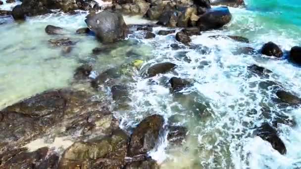 가까이 암석들은 바닷물에 튀기면서 드론으로찍어 — 비디오