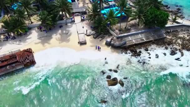 Imágenes Aéreas Zona Costera Con Algunas Personas Jugando Playa Tomadas — Vídeo de stock