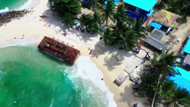 Luchtfoto Van Menselijke Activiteit Het Strand Met Turkoois Gekleurd Zeewater — Stockvideo