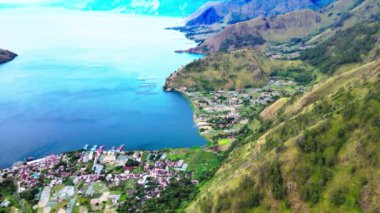 Büyüleyici Hava Görüntüsü, Rolling Hills 'in çerçevelettiği Büyüleyici Büyük Göl' ün yanında kurulmuş Büyüleyici Köyü gözler önüne seriyor.