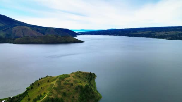 Tiros Aéreos Hipnotizantes Revelando Tranquila Majestade Grande Lago Cênico Abraçado — Vídeo de Stock