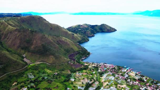 Vistas Aéreas Serenas Capturan Pueblo Cautivador Orillas Majestuoso Gran Lago — Vídeo de stock