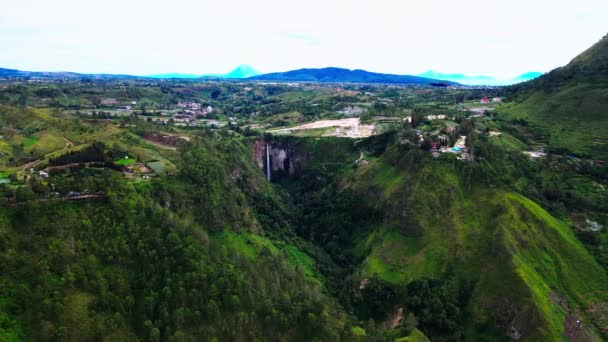 Breathtaking Aerial Footage Revealing Quaint Village Embraced Scenic Hills Dalam — Stok Video