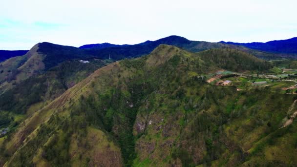 威严的空中射击展现了被滚山环绕的小村庄的美丽 — 图库视频影像