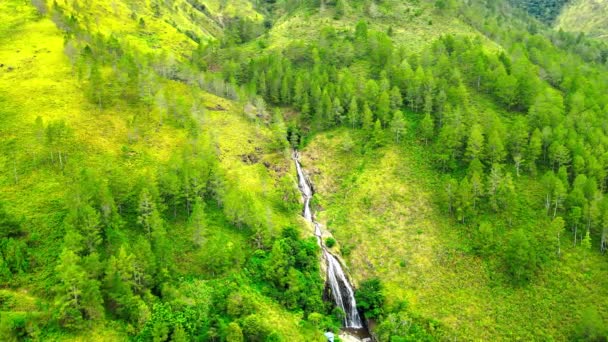 从远处捕捉到的俯瞰从山上坠落而下的长瀑布的空中图像 — 图库视频影像
