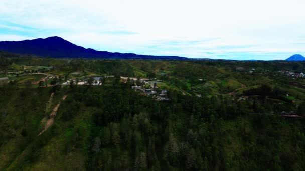 在雄伟的小山环抱下 空中的影像再现了一个小村庄的静谧美丽 — 图库视频影像