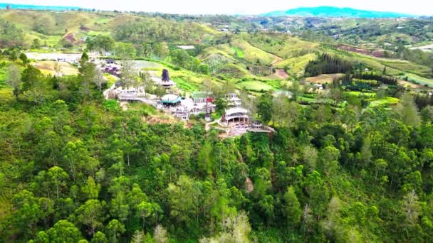 雄大な丘の中に広がる小さな村の風景を紹介するSerene Airialフッテージ — ストック動画