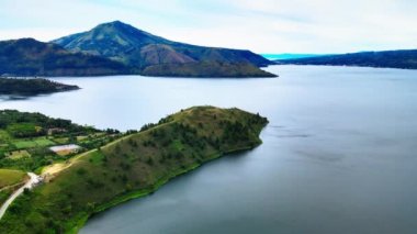 Büyüleyici Havadan Bakışlar Büyük Göl 'ün Güzelliğini Gösteriyor Tepelerin arasında, Manzaralı Yollar İzleyiciyi Geliştiriyor