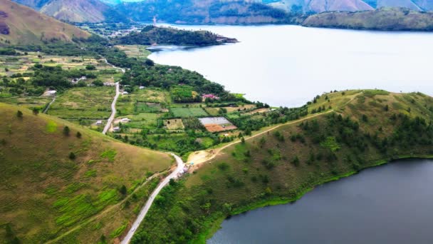 Riprese Aeree Serene Che Rivelano Armonia Grande Lago Maestose Colline — Video Stock