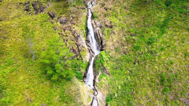 吸引人的空中景观捕捉到高山上漫长瀑布的戏剧化过程 — 图库视频影像