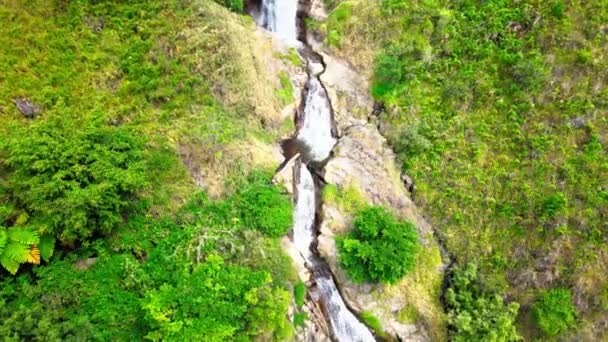 吸引人的空中射击捕捉到山坡上一个长瀑布的流体美 — 图库视频影像