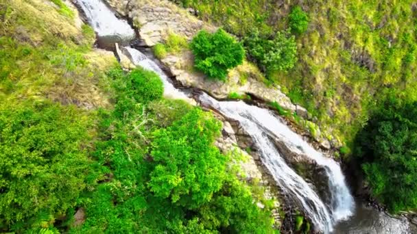 Vistas Aéreas Encantadoras Revelam Caminho Tranquilo Uma Longa Cachoeira Longo — Vídeo de Stock