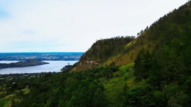 Büyüleyici Hava Görüntüsü Arkaplanda Serene Lake Manzaralı Bir Hillside Köyünün Büyüleyici Güzelliğini Gösteriyor