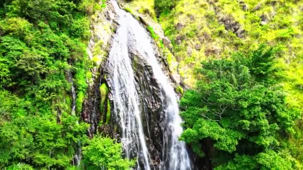 令人叹为观止的空中风景展现了瀑布从山上流下的动态美景 — 图库视频影像