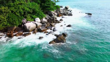 Kırılmayan Karşılaşma: Zümrüt Renkli Deniz suyunun nefes kesici Hava Görüntüsü Acımasızca Kara 'nın Engebeli Sahil Şeridine Düşüşü