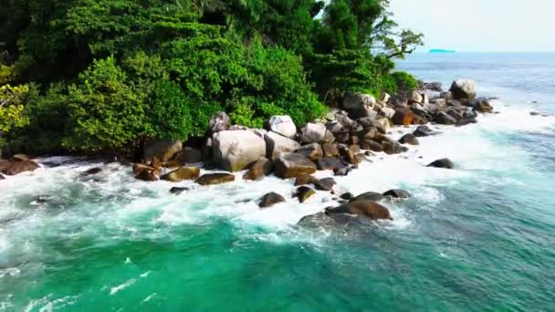 Dinamik Karşılaşma Zümrüt Renkli Deniz Suyunun Soluk Altan Hava Görüntüsü — Stok video