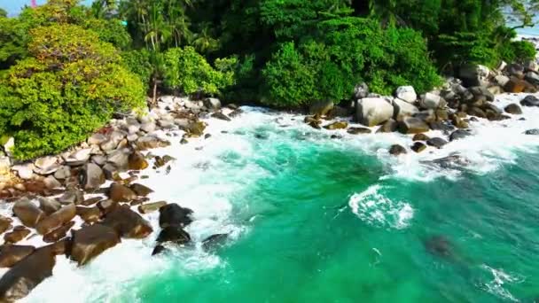 Eindeloos Drama Luchtfoto Onthullen Emerald Colored Seawater Splashing Nonstop Land — Stockvideo