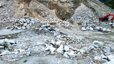 Hayranlık uyandıran hava görüntüleri dağlık arazinin ortasına kurulmuş yol yapım alanını tasvir ediyordu.