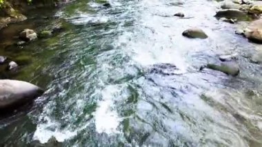 Nefes kesen hava görüntüleri nehirde akan suyun sürekli değişen güzelliğini gözler önüne seriyor. Seyircileri doğanın başyapıtının ebedi akışına tanık olmaya davet ediyor.