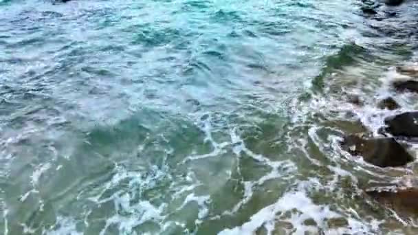 Dynamische Schoonheid Luchtfoto Van Emerald Colored Seawater Continu Spetteren Rugged — Stockvideo