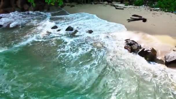 메스머라이징 에메랄드 바닷물의 영상이 해안선에 끊임없이 튀어나오고 있습니다 — 비디오