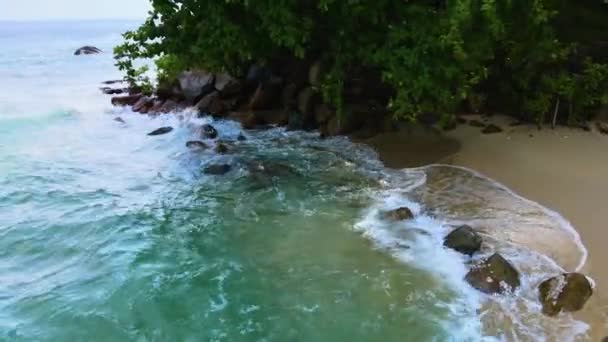 Ritmik Karşılaşma Zümrüt Renkli Deniz Suyunun Zümrüt Kayaların Üzerinde Durmaksızın — Stok video