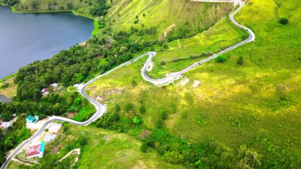 경치가 아름다운 언덕의 이더리움은 아름다운 풍경을 아름다운 도로가 흐르는 장면에 — 비디오