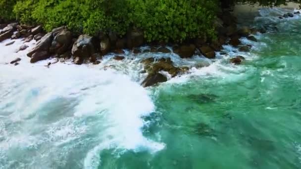 Symfonie Van Elementen Adembenemende Luchtfoto Van Sprankelende Smaragdkleurige Zeewater Groene — Stockvideo