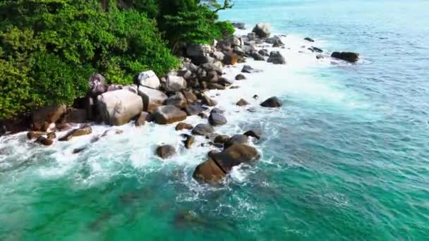 Ononderbroken Ontmoeting Adembenemende Luchtfoto Van Emerald Colored Seawater Meedogenloos Crashen — Stockvideo