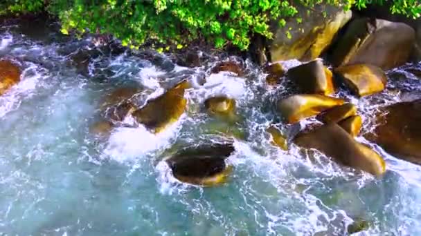 Unyielding Motion Luchtfoto Onthullen Emerald Colored Seawater Splashing Tirelessly Land — Stockvideo