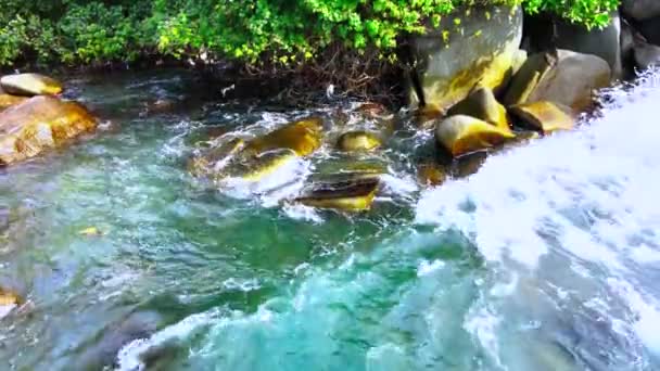 Drama Enduring Awe Inspiring Aerial Footage Emerald Colored Seawater Splashing — Stok Video