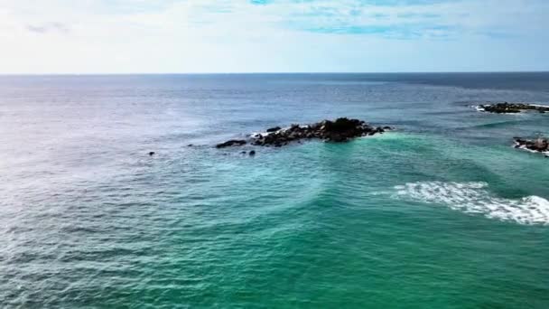 自然のエレガンス エメラルド色の海水が土地のロッキーショアライン上にティラレスに散らばることを明らかにする空中映像 — ストック動画