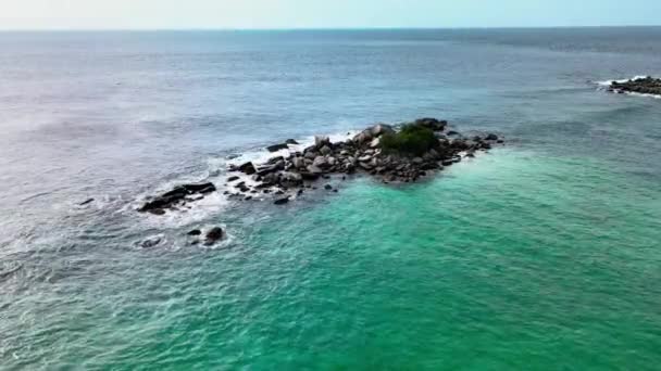 Continu Drama Luchtfoto Van Emerald Colored Seawater Splashing Nonstop Land — Stockvideo