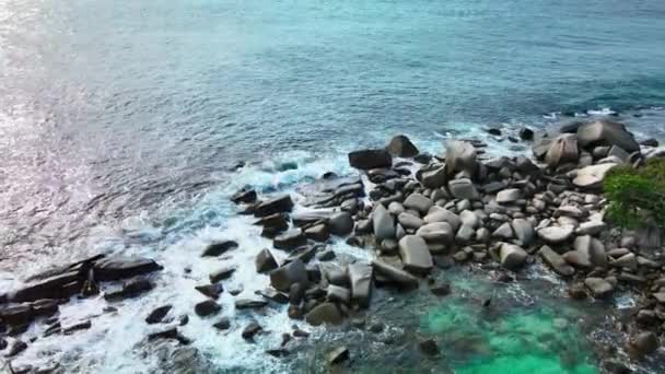 Onophoudelijke Ontmoeting Adembenemende Luchtfoto Van Emerald Colored Seawater Meedogenloos Crashen — Stockvideo