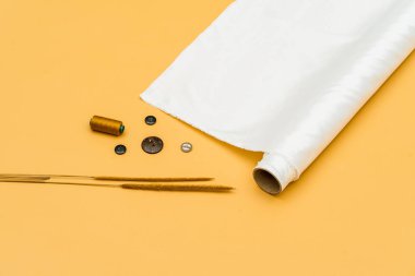 Minimalist tema, bu makette yer alan parlak beyaz kumaş rulo resmin görsel etkisini artırır