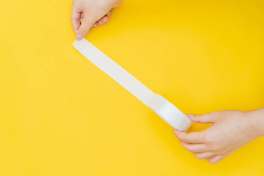 Parlak kurdele görüntüsünün az gösterilen lüksü, özenle düzenlenmiş minimalist bir arka planda sergilenmekte olup, modelleme kullanımının çok yönlülüğünü vurgulamaktadır.