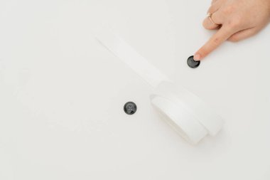 Pırıl pırıl bir kurdele görüntüsü olan bir maket, hiç zorlanmadan minimalist yapıya entegre edilir, sofistike bir havayı çağrıştırır