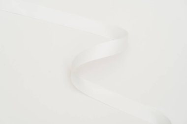 Parlak bir kurdele resmi, minimalist ayarlara zarif bir dokunuş ekler, bu da maket görünümünün cazibesini arttırır