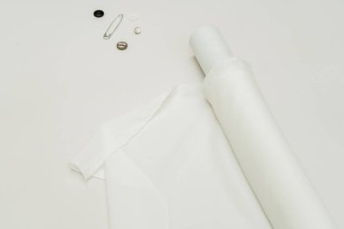 Minimalist bir yaklaşım beyaz kumaş rulo imajının maket kullanımı için çok yönlülüğünü zarif bir şekilde gösterir