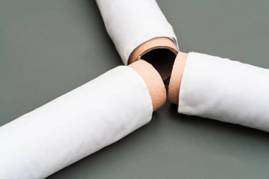 Büyüleyici bir cazibe, minimalist bir ayar içindeki beyaz kumaş rulo resmin sunumuyla oluşur.